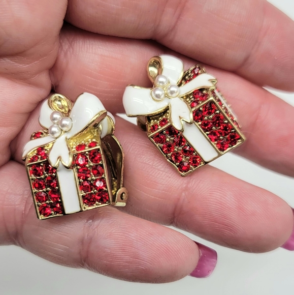 Heidi Daus Gift Shaped Pin and Clip On Earrings Set w/ Swarovski Crystal + Pearl - Picture 4 of 17